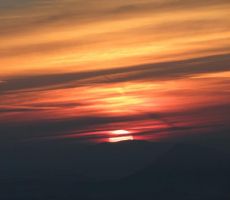 na vzhodu pa sonce vednoi bolj žari...