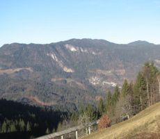 in pogled na Dražgoško goro, spodaj je Podblica....