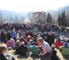 zbrala se je velika množica...