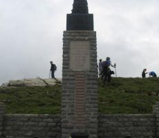 spomenik padlim borcem na vrhu Porezna...