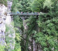 del skupine pa je že prečil sotesko čez hudičev most...