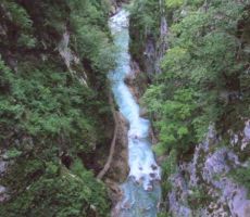 spodaj pa je bučala v soteski Tolminka...