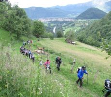 mi pa eden po eden naprej proti zaselku Laz...