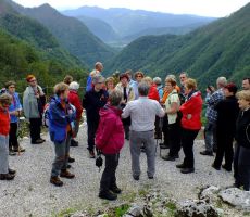 peljala sta nas na rob pod domom