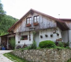 lepo urejene hiše v eko vasi...