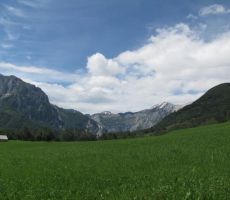 ko smo se čez travnike spuščali proti Pologu...