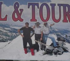 Oglaševanje na tabli sredi Yusufelija - Matjaž Pirš, Stane Tomšič in Sirali Aydin