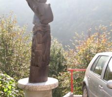 mimo spomenika posvečenega filmu...