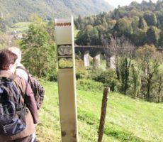 in pohled kot v filmu proti mostu...