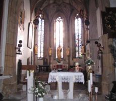 z bogato notranjostjo 