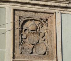 Loški grb s simbiličnim prikazom treh stolpov...