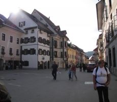 lepo obnovljen trg z Žiganovo hišo...