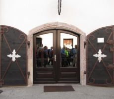 pa eden izmed vhodov v delavnico, nekoč so bili to cehi