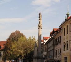 Mestni trd z znamenjem in vodnjakom...