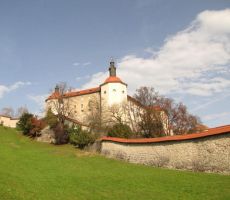 in mogočni Loški grad z Loškim muzejem