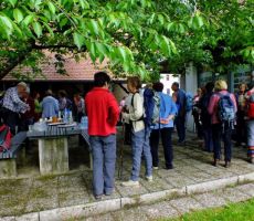 drugi so se pridružili pogostitvi...