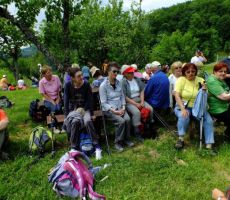 po ktajšem vzponu se je prilegel počitek....