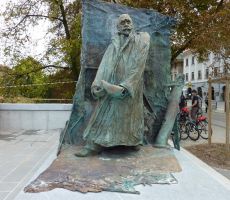 Spomenik I. Hribarju