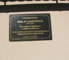 Tabla na rojstni hiši metropolita Alojzija Šuštarja