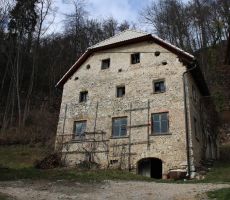 230 let stara kmečka hiša v Rovah