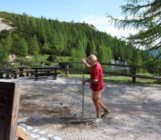 Jože Rogelj glavni na dvorišču