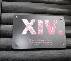 Tabla na pročelju malega muzeja