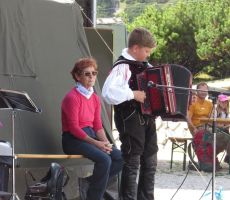 Mladi harmonikar in Irena Fekonja