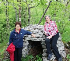 Ruža in Karla pred zavetiščem