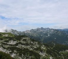 Pogled naprej proti goram nad Komno