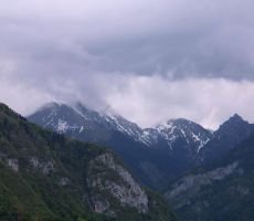 Hribi so odeti v temne oblake