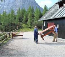 Pa začnimo z mizami in klopmi