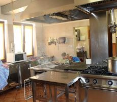 Kuharica Jadranka pa modro molči in se smeji