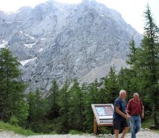 Miran in Jože sta namestila Ajdovsko deklico