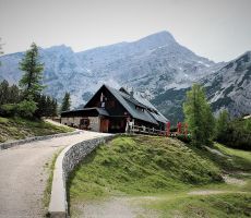Res je lep Poštarski dom na vršiču
