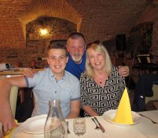 Jožef in mladi harmonikar z mamico