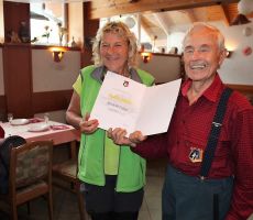 Zlati znak našega društva naši prijateljici Jadranki Furjan