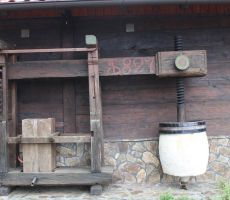 Stara preša za grozdje