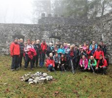 Skupinska v notranjosti rimskega zidu