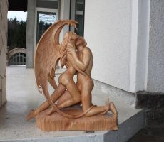 Njen mož izdeluje čudeže v lesu