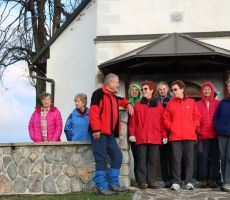 Udeleženci pohoda po obilnem kosilu