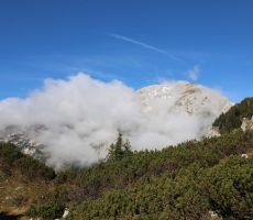 Iz doline se valijo megle