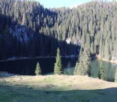 Počiva jezero v tihoti