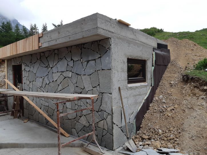 Novo skladišče hrane in pijače pri Poštarskem domu na Vršiču